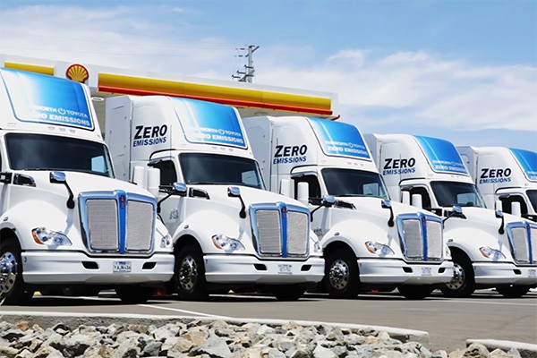 Kenworth Toyota Hydrogen Trucks at High Capacity Shell Fueling Station